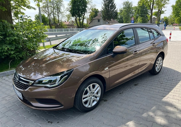 Opel Astra cena 47800 przebieg: 69292, rok produkcji 2016 z Swarzędz małe 326